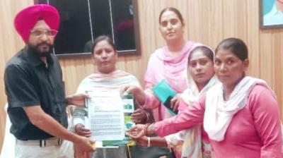 ਆਸ਼ਾ ਵਰਕਰਜ਼ ਸਿਵਲ ਸਰਜਨ ਨੂੰ ਨੋਟਿਸ ਸੌਂਪਦੀਆਂ ਹੋਈਆਂ 