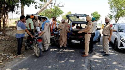 ਪੁਲਿਸ ਵਾਹਨਾਂ ਦੀ ਚੈਕਿੰਗ ਕਰਦੀ ਹੋਈ 