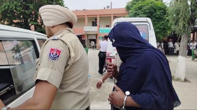 ਪੁਲਿਸ ਮੁਲਜ਼ਮ ਨੂੰ ਹਸਪਤਾਲ ਤੋਂ ਲਿਜਾਂਦੇ ਹੋਏ  