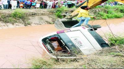 The vehicle of a Deputy Chief Minister's caravan fell into the canal: Jammu