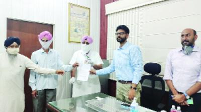 ਆਮ ਆਦਮੀ ਪਾਰਟੀ ਦੇ ਆਗੂ ਐਸ.ਡੀ.ਐਮ. ਡੇਰਾਬੱਸੀ ਨੂੰ ਮੰਗ ਪੱਤਰ ਸੌਂਪਦੇ ਹੋਏ।