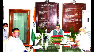 ਅਧਿਕਾਰੀਆਂ ਨਾਲ ਮੀਟਿੰਗ ਦੌਰਾਨ ਪ੍ਰਸ਼ਾਸਕ ਵੀ.ਪੀ. ਸਿੰਘ ਬਦਨੌਰ। 