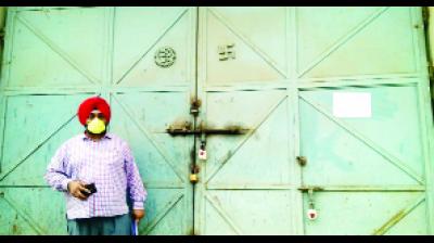 ਬਿਨਾਂ ਇਜਾਜ਼ਤ ਚਲਦੀ ਫ਼ੈਕਟਰੀ ਨਗਰ ਨਿਗਮ ਦੇ ਸਾਂਝੇ ਕਮਿਸ਼ਨਰ ਨੇ ਛਾਪਾ ਮਾਰ ਕੇ ਕੀਤੀ ਸੀਲ