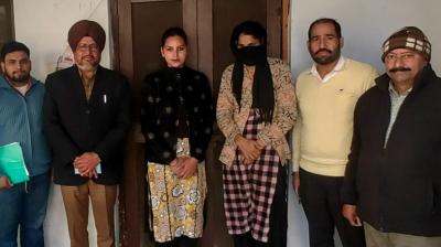 Vigilance arrested a woman who took a bribe of 20,000 rupees Pathankot News in punjabi 