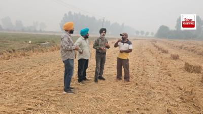 ਪਰਾਲੀ ਪ੍ਰਬੰਧਨ ਲਈ ਪ੍ਰਸ਼ਾਸ਼ਨ ਖੇਤਾਂ ਦਾ ਦੌਰਾ ਕਰਦੇ ਹੋਏ 