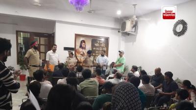 ਆਨਲਾਈਨ ਸਾਈਬਰ ਧੋਖਾਧੜੀ ਦੇ ਖਿਲਾਫ਼ ਪੁਲਿਸ ਜਾਗਰੂਕ ਕਰਦੀ ਹੋਈ 