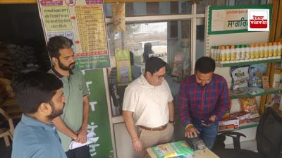 ਡਿਪਟੀ ਕਮਿਸ਼ਨਰ ਵਿਸ਼ੇਸ਼ ਸਾਰੰਗਲ ਖਾਦ ਵਿਕਰੇਤਾਵਾਂ, ਡੀਲਰਾਂ ਅਤੇ ਸਹਿਕਾਰੀ ਸਭਾਵਾਂ ਦੀ ਚੈਕਿੰਗ ਕਰਦੇ ਹੋਏ  