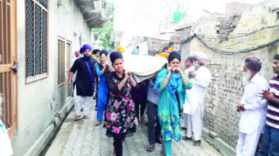 Girls Shoulder to Mother's Body