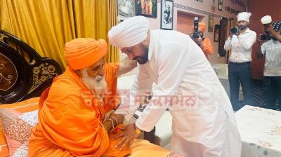 ਚੰਨੀ, ਸੰਤ ਸੀਚੇਵਾਲ  ਦਾ ਅਸ਼ੀਰਵਾਦ ਲੈਂਦੇ ਹੋਏ 