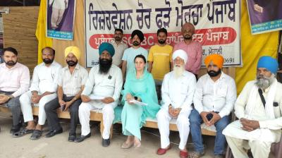 ਮੋਰਚੇ ’ਤੇ ਬੈਠੇ ਆਗੂ ਗੱਲਬਾਤ ਕਰਦੇ ਹੋਏ 