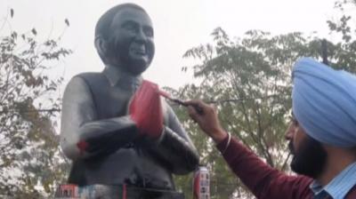 ਰਾਜੀਵ ਗਾਂਧੀ ਦੇ ਬੁੱਤ ਨੂੰ ਕੀਤਾ ਕਾਲਾ ਰੰਗ