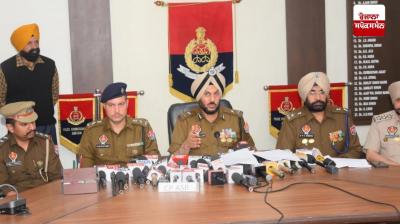 ਪੁਲਿਸ ਅਧਿਕਾਰੀ ਜਾਣਕਾਰੀ ਦਿੰਦੇ ਹੋਏ 