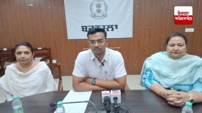 ਬਾਰਵੀਂ ਦੇ ਨਤੀਜਿਆਂ ’ਚੋਂ ਟਾਪ ਕਰਨ ਵਾਲੀਆਂ ਲੜਕੀਆਂ ਨੂੰ ਡਿਪਟੀ ਕਮਿਸ਼ਨਰ ਬਰਨਾਲਾ ਟੀ-ਬੈਨਿਥ ਨੇ ਕੀਤਾ ਸਨਮਾਨਿਤ