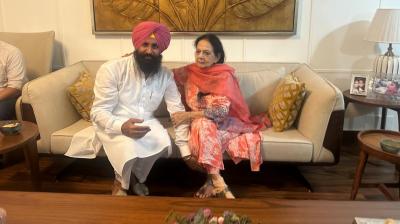 ਸਿਮਰਜੀਤ ਸਿੰਘ ਬੈਂਸ ਰੋਜ਼ਾਨਾ ਸਪੋਕਸਮੈਨ ਦੀ ਐਮਡੀ ਮੈਡਮ ਜਗਜੀਤ ਕੌਰ ਨਾਲ ਅਫ਼ਸੋਸ ਕਰਦੇ ਹੋਏ 