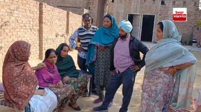 ਲੜਕੀਆਂ ਦੇ ਲਾਪਤਾ ਹੋਣ ’ਤੇ ਮਾਂ ਵਿਰਲਾਪ ਕਰਦੀ ਹੋਈ 