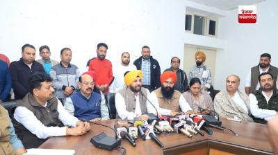  ਕੈਬਨਿਟ ਮੰਤਰੀ ਹਰਭਜਨ ਸਿੰਘ ਈ.ਟੀ.ਓ ਜਲੰਧਰ ਵਿਖੇ ਪੱਤਰਕਾਰਾਂ ਨਾਲ ਗੱਲਬਾਤ ਕਰਦੇ ਹੋਏ 