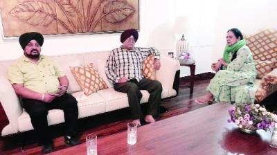 ਬੀਬੀ ਜਗਜੀਤ ਕੌਰ ਨਾਲ ਦੁੱਖ ਸਾਂਝਾ ਕਰਦੇ ਹੋਏ ਸ. ਗੁਰਬਚਨ ਸਿੰਘ ਵਿਰਦੀ 