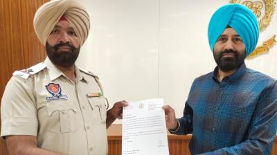 ASI Izatpal Singh received letter of appreciation for honest duty 