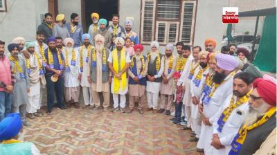 ਡਿੰਪੀ ਢਿੱਲੋਂ ਨੇ ਪਾਰਟੀ ਵਿੱਚ ਸ਼ਾਮਿਲ ਹੋਣ ਵਾਲੇ ਪਰਿਵਾਰਾਂ ਨੂੰ ਸਨਮਾਨ ਚਿੰਨ੍ਹ ਦੇ ਕੇ ਕੀਤਾ ਸਨਮਾਨਿਤ