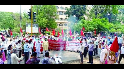 ਅਰਥੀ ਫੂਕ ਪ੍ਰਦਰਸ਼ਨ ਕਰਦੇ ਹੋਏ ਮੁਲਾਜ਼ਮ। ਫੋਟੋ : ਰੁਪਿੰਦਰ ਮੋਨੂੰ