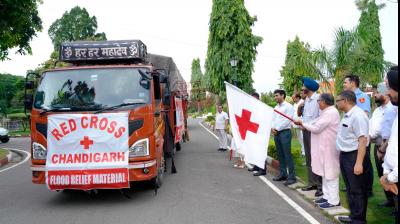 ਰਾਜਪਾਲ ਨੇ ਰੈੱਡ ਕਰਾਸ ਸੋਸਾਇਟੀ ਪੰਜਾਬ ਨੇ ਹੜ੍ਹ ਪ੍ਰਭਾਵਿਤ ਲੋਕਾਂ ਲਈ ਰਾਹਤ ਸਮੱਗਰੀ ਦੇ ਟਰੱਕਾਂ ਨੂੰ ਹਰੀ ਝੰਡੀ ਦਿਖਾ ਕੇ ਰਵਾਨਾ ਕੀਤਾ