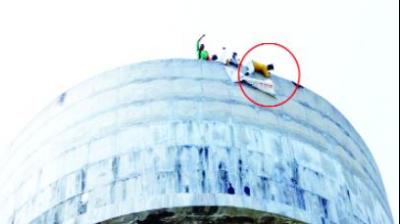 ਟੈਂਕੀ ਉਪਰੋਂ ਛਾਲ ਮਾਰਨ ਦੌਰਾਨ ਲਟਕਿਆ ਹੋਇਆ ਅਧਿਆਪਕ।