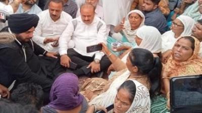  Congress leader's murder case: Navjot Sidhu visits victim's family  