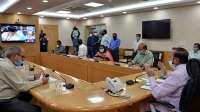 ਕਈ ਕੇਂਦਰੀ ਮੰਤਰੀ ਤੇ ਅਧਿਕਾਰੀ ਦਫ਼ਤਰਾਂ 'ਚ ਪੁੱਜੇ, ਕੰਮ ਸ਼ੁਰੂ ਕੀਤਾ