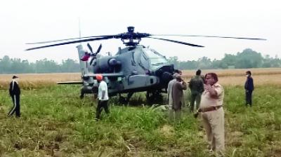 ਤਕਨੀਕੀ ਖ਼ਰਾਬੀ ਕਰ ਕੇ ਫ਼ੌਜੀਆਂ ਨੂੰ ਖੇਤ 'ਚ ਉਤਾਰਨਾ ਪਿਆ ਹੈਲੀਕਾਪਟਰ