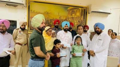 Dr. Vijay Singla gives Rs 25 lakh compensation to the families of five farmers 