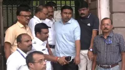 ਪੁਲਿਸ ਸ਼ੇਖ ਸ਼ਾਹਜਹਾਂ ਹਿਰਾਸਤ ’ਚ ਲੈਂਦੇ ਹੋਏ