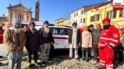  ਗੁਰਦੁਆਰਾ ਸਾਹਿਬ ਦੀ ਪ੍ਰਬੰਧਕ ਕਮੇਟੀ ਗੱਡੀਆ ਭੇਟ ਕਰਦੇ ਹੋਏ 