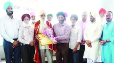 Jaswant Singh Kanwal  Getting Award