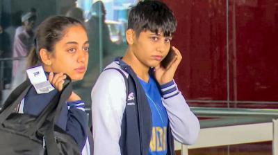 ਭਾਰਤੀ ਪਹਿਲਵਾਨ ਅੰਤਿਮ ਪੰਘਾਲ ਤੇ ਭੈਣ ਭਾਰਤ ਵਾਪਸ ਪਹੁੰਚਦੀਆਂ ਹੋਈਆਂ 