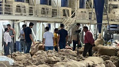 ਵਿਜੀਲੈਂਸ ਟੀਮ ਸ਼ੈਲਰਾਂ ਦੀ ਚੈਕਿੰਗ ਕਰਦੀ ਹੋਈ 