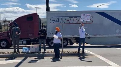 Sikhs Giving Food To Truck Drivers In America 