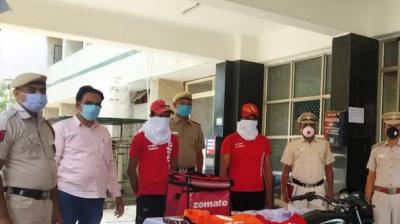 Two mobile snatchers who wearing Delivery boy t shirts