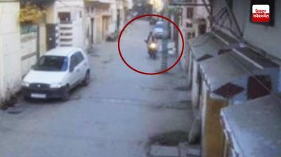 ਜ਼ਖਮੀ ਆਰੀਅਨ ਚਾਈਨਾ ਡੋਰ ਫਸਣ ਕਾਰਨ ਖੰਭੇ ਨਾਲ ਟਕਰਾਉਂਦਾ ਹੋਇਆ 