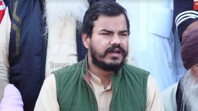 ਕਿਸਾਨ ਆਗੂ ਅਭਿਮਨਿਊ ਕੋਹਾੜ ਪੱਤਰਕਾਰਾਂ ਨਾਲ ਗੱਲਬਾਤ ਕਰਦੇ ਹੋਏ 