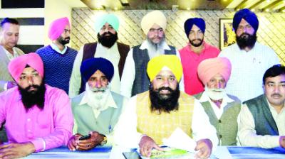 Parminder Singh Sohana and other farmers talking to the journalists