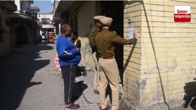 ਪੁਿਲ ਨਸ਼ਾ ਤਸਕਰ ਦੀ ਜਾਇਦਾਦ ਜ਼ਬਤ ਕਰਦੇ ਹੋਏ 