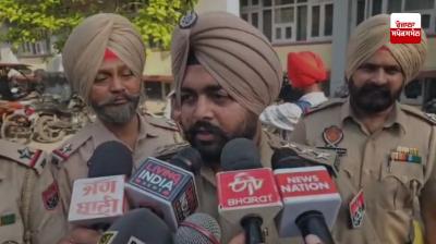 ਪੁਲਿਸ ਅਧਿਕਾਰੀ ਜਾਣਕਾਰੀ ਦਿੰਦੇ ਹੋਏ 