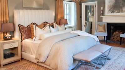 give an attractive look to the small bedroom