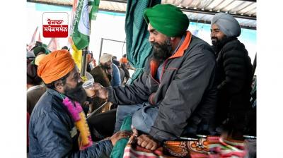 ਖਨੌਰੀ ਬਾਰਡਰ ’ਤੇ ਕਿਸਾਨਾਂ ਦਾ ਮਰਨ ਵਰਤ ਖੁਲਵਾਉਂਦੇ ਹੋਏ ਕਿਸਾਨ ਆਗੂ 
