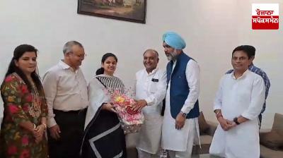 Shruti Gupta, a resident of Talwandi Bhai, became a judge, MLA Rajnish Dahiya congratulated