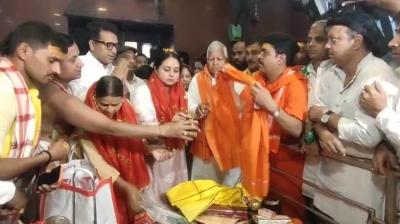 ਰੋਹਿਣੀ ਆਚਾਰੀਆ ਭੋਲੇ ਬਾਬਾ ਦੀ ਪੂਜਾ ਕਰਦੇ ਹੋਏ