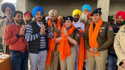 People of Village Kharaurhi honouring the Police team led by SSP Ravjot Kaur 