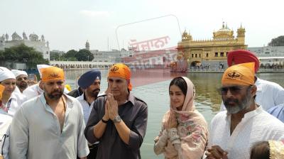 ਸੱਚਖੰਡ ਸ੍ਰੀ ਹਰਿਮੰਦਰ ਸਾਹਿਬ ਵਿਖੇ ਬਾਲੀਵੁੱਡ ਅਦਾਕਾਰ ਅਕਸ਼ੇ ਕੁਮਾਰ, ਅਨੰਨਿਆ ਪਾਂਡੇ ਹੋਏ ਨਤਮਸਤਕ