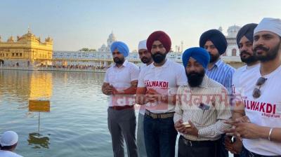  Tarsem Jassar arrives at Sachkhand Sri Harmandir Sahib to pray for Chaddi Kalan of movie Galvakari