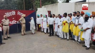 ‘ਆਪ’ ਵਿਧਾਇਕ ਜਸਵੰਤ ਸਿੰਘ ਗੱਜਣਮਾਜਰਾ ਦੇ ਰਿਹਾਅ ਹੋਣ ’ਤੇ ਆਪ ਆਗੂ ਸਵਾਗਤ ਲਈ ਜੇਲ੍ਹ ਦੇ ਬਾਹਰ ਖੜੇ ਹੋਏ 